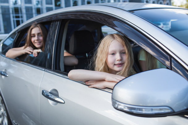 due bambini felici in macchina
 - Foto, immagini