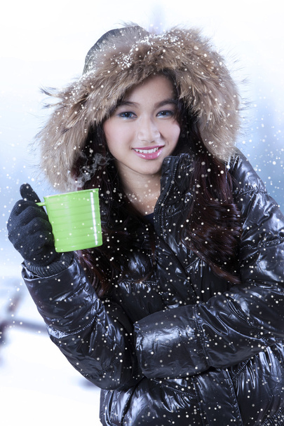 Beautiful girl drinks hot tea - Фото, зображення