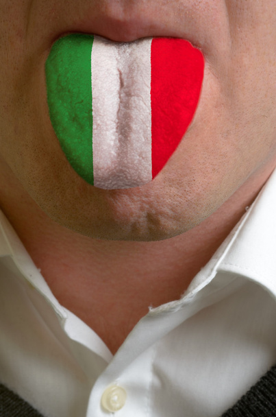 Männerzunge in italienischer Flagge bemalt, symbolisiert Wissen to spe - Foto, Bild