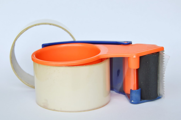 dispersor de fita para caixa de vedação no fundo branco
 - Foto, Imagem