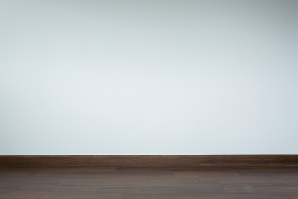interior de la habitación vacía, piso laminado de madera marrón y mortero blanco
  - Foto, imagen