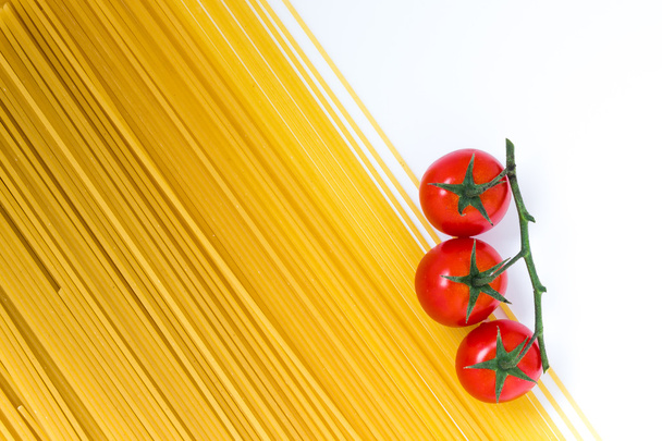 Espaguete e tomate cereja
 - Foto, Imagem