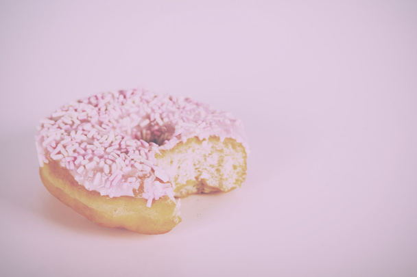 Iced donut op een lichte achtergrond Vintage Retro Filter. - Foto, afbeelding