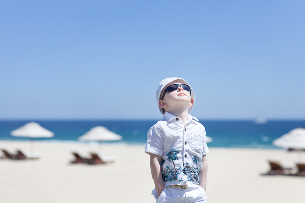 Niño en la playa
 - Foto, imagen