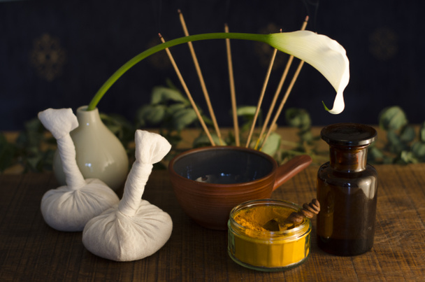 Um arranjo de, especiarias, óleo e massagens ferramentas usadas na medicina ayurvédica
 - Foto, Imagem