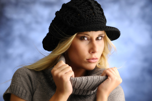 Блондинка в чорному капелюсі
 - Фото, зображення