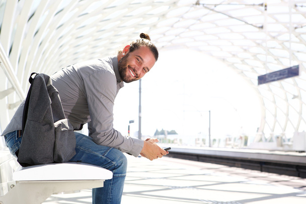 Sorrindo homem com telefone celular e mochila
 - Foto, Imagem