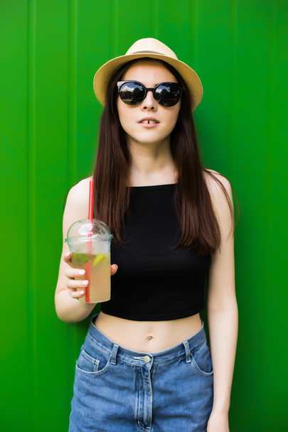 Gülen yaz kadını şapkalı ve güneş gözlüklü - Fotoğraf, Görsel