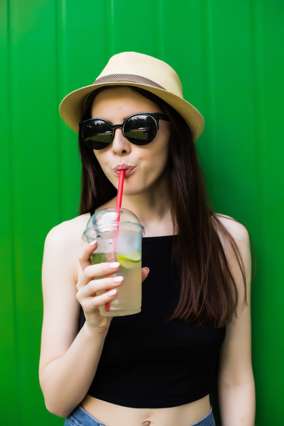 Glimlachende zomervrouw met hoed en zonnebril - Foto, afbeelding