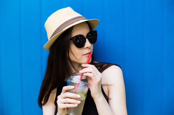 Smiling summer woman with hat and sunglasses - Foto, Bild