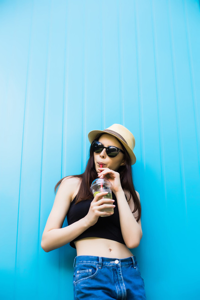 Smiling summer woman with hat and sunglasses - Foto, immagini
