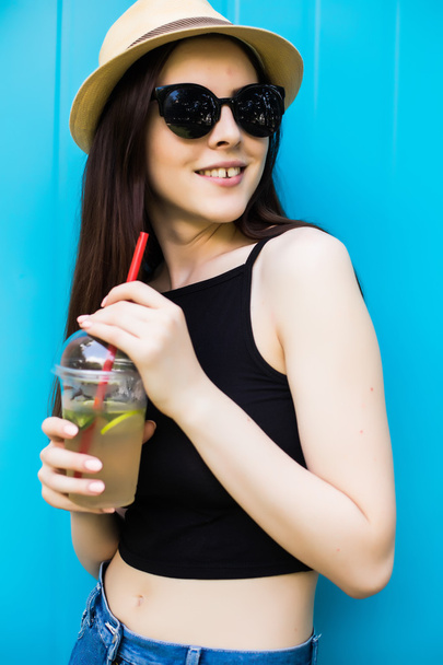 Smiling summer woman with hat and sunglasses - Φωτογραφία, εικόνα