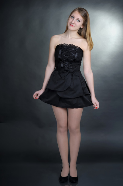lány fekete ruhában - Fotó, kép