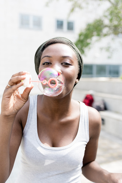 black woman playing with bubble soap - Foto, Imagem