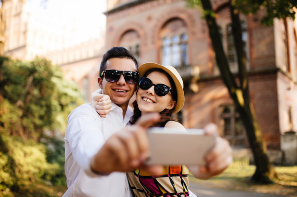 Fiatal pár vesz Selfie város utca - Fotó, kép