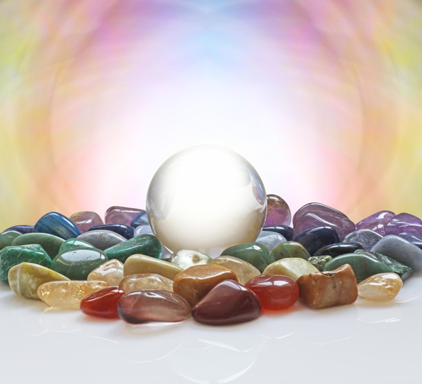 Bola de Cristal rodeada de cristales curativos
  - Foto, Imagen