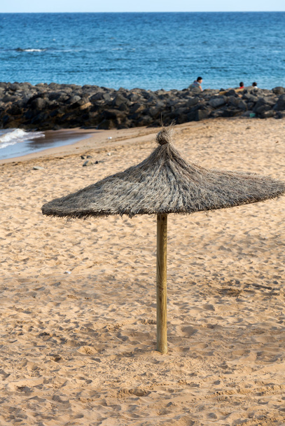 Sombrilla de paja en la playa  - Foto, imagen