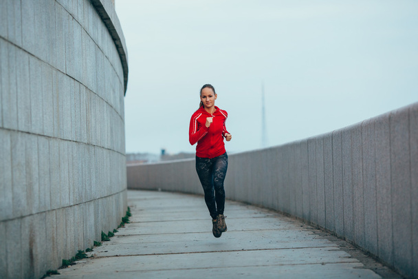 woman running in concrete urban scape - Zdjęcie, obraz