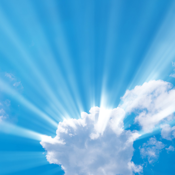 Солнечный луч сквозь туман на голубом небе
 - Фото, изображение