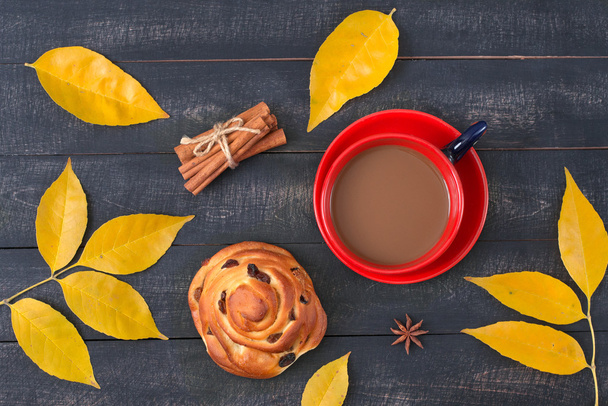 Coffee and bun with raisins - Фото, изображение