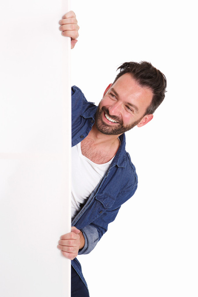 Onnellinen kypsä mies kurkistaa tyhjän julisteen merkki
 - Valokuva, kuva