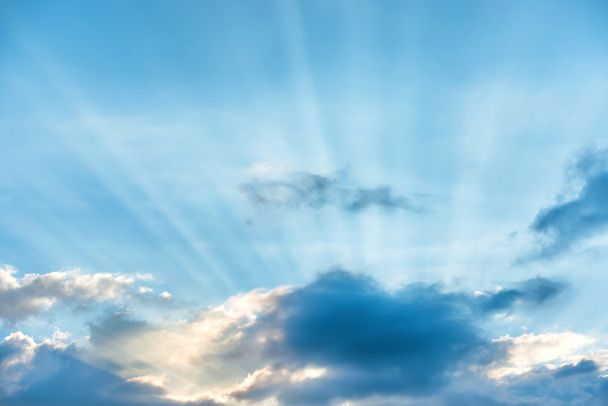 Rayos de sol brillando a través de la nube
 - Foto, Imagen
