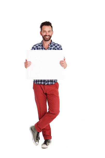 schöner Mann mit leerem Poster vor weißem Hintergrund - Foto, Bild