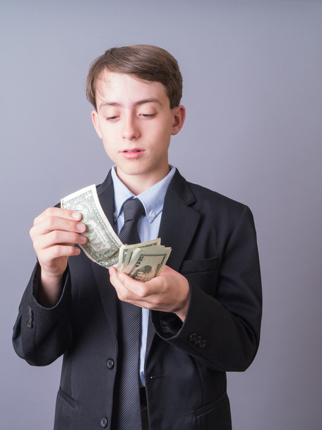 Fiatal fiú számolás pénz kereset - Fotó, kép