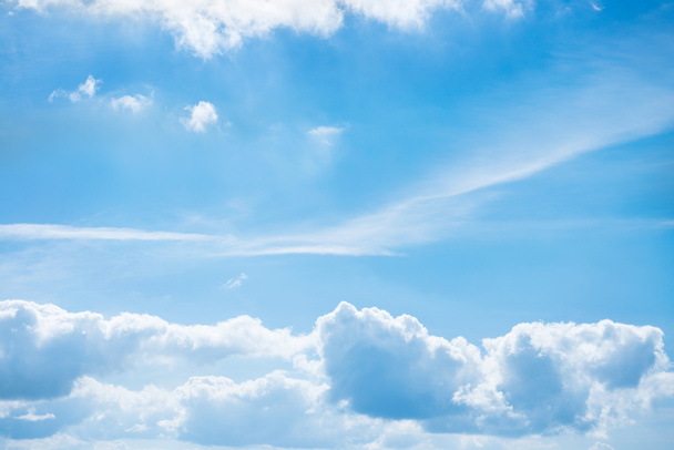 Nuages blancs et ciel bleu - Photo, image