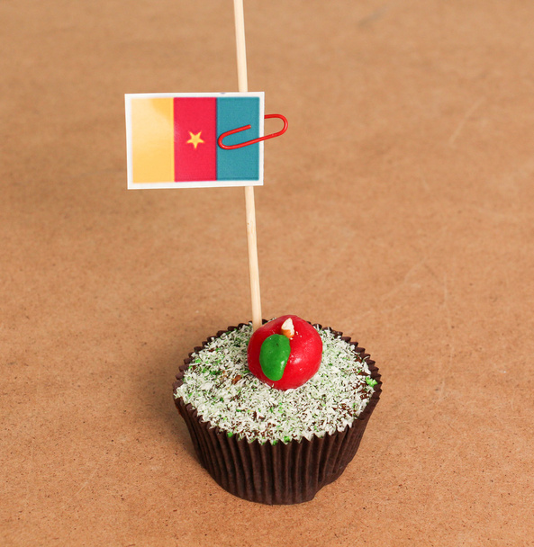 bandeira de camarões em um cupcake de maçã
 - Foto, Imagem