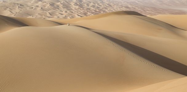 στους αμμόλοφους της ερήμου του τετάρτου κενό - Φωτογραφία, εικόνα