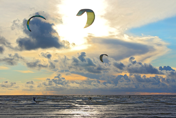 kitesurfer al atardecer
 - Foto, Imagen