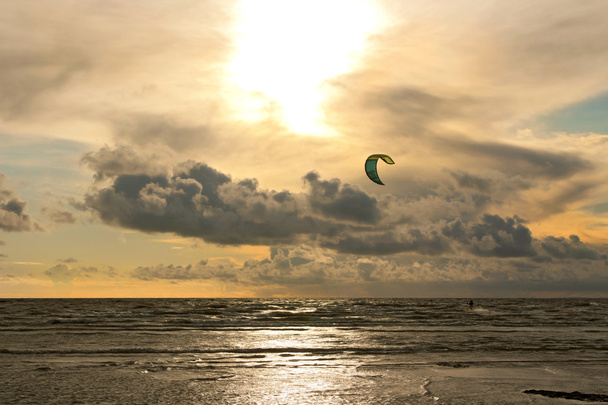kitesurfer ao pôr-do-sol
 - Foto, Imagem