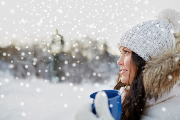 šťastná mladá žena s šálkem čaje venku v zimě - Fotografie, Obrázek