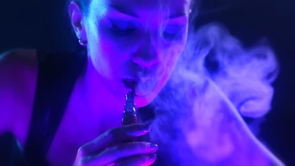 Nachtparty, Nachtleben. schöne sexy Frau entspannt sich im Chill-out in einem Nachtclub  - Filmmaterial, Video