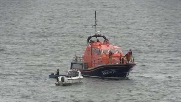 Scialuppa di salvataggio che aiuta una barca della costa inglese
. - Filmati, video