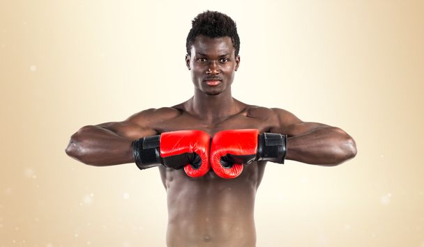 Schöner schwarzer Mann mit Boxhandschuhen - Foto, Bild