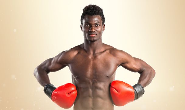 Schöner schwarzer Mann mit Boxhandschuhen - Foto, Bild