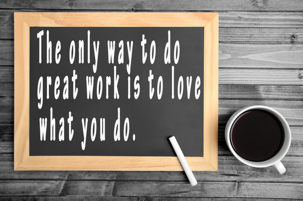 La única manera de hacer un gran trabajo es amar lo que haces.
 - Foto, Imagen