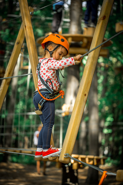 sportovní šťastné dítě šplhá skrz provazy - Fotografie, Obrázek