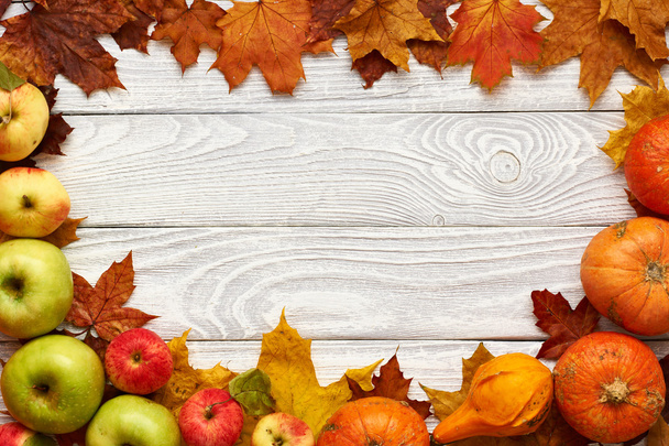 Осенние листья, яблоки и тыквы
  - Фото, изображение