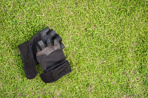 Top - weergave waterfles met Fitness handschoenen en handdoek met gras - Foto, afbeelding