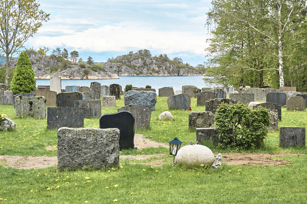 Antiguas lápidas en un fiordo en Noruega
 - Foto, Imagen