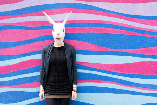 жінка в масці кролика
  - Фото, зображення