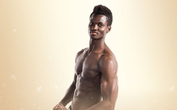 Przystojny czarny człowiek ze stawianiem atletyczna - Zdjęcie, obraz