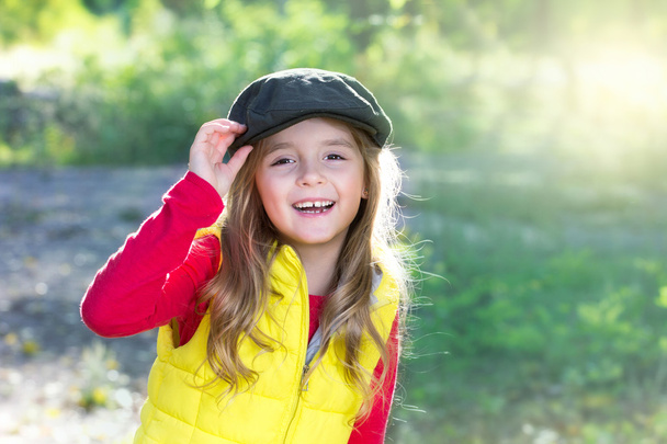 glücklich lächelnd Kind Mädchen Porträt im Freien Hintergrund. - Foto, Bild