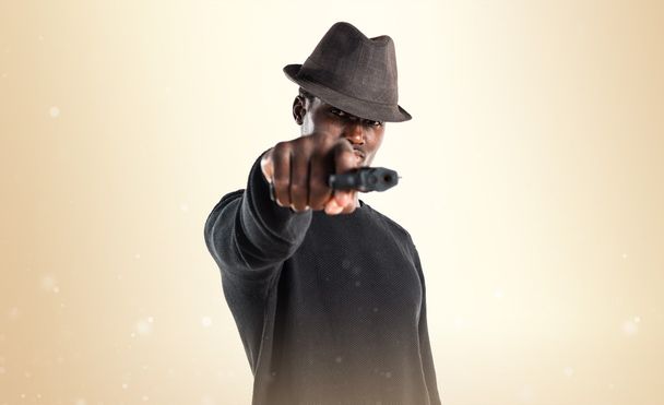 Black man holding a pistol - Фото, изображение