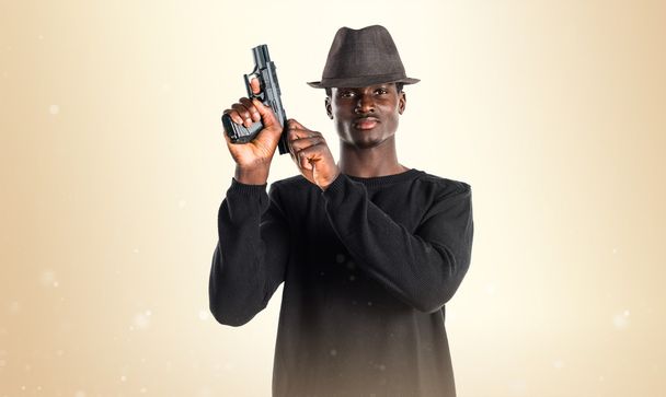 Zwarte man met een pistool - Foto, afbeelding