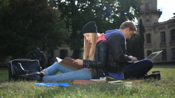 Studenten studeren in de buurt van de campus - Video