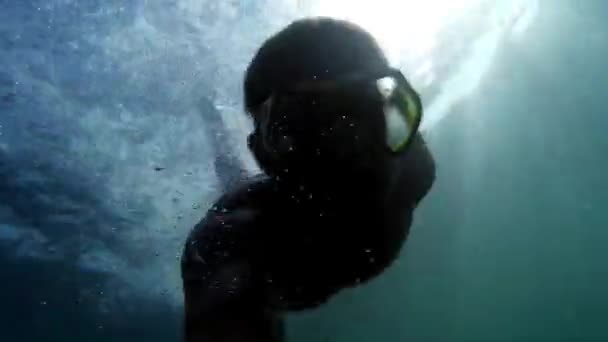 Mies ui veden alla. Sukellusta Mustallamerellä. Ihminen syöksyy mereen. Go-Pro video. Sukellus, mies sukeltaa ja ui veden alla. Merijalkaväen sukellus, aktiivinen, kirkas vaikutelmia
.  - Materiaali, video